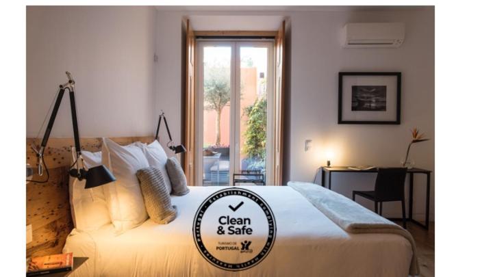 um quarto com uma cama com uma placa em Flora Chiado Apartments em Lisboa