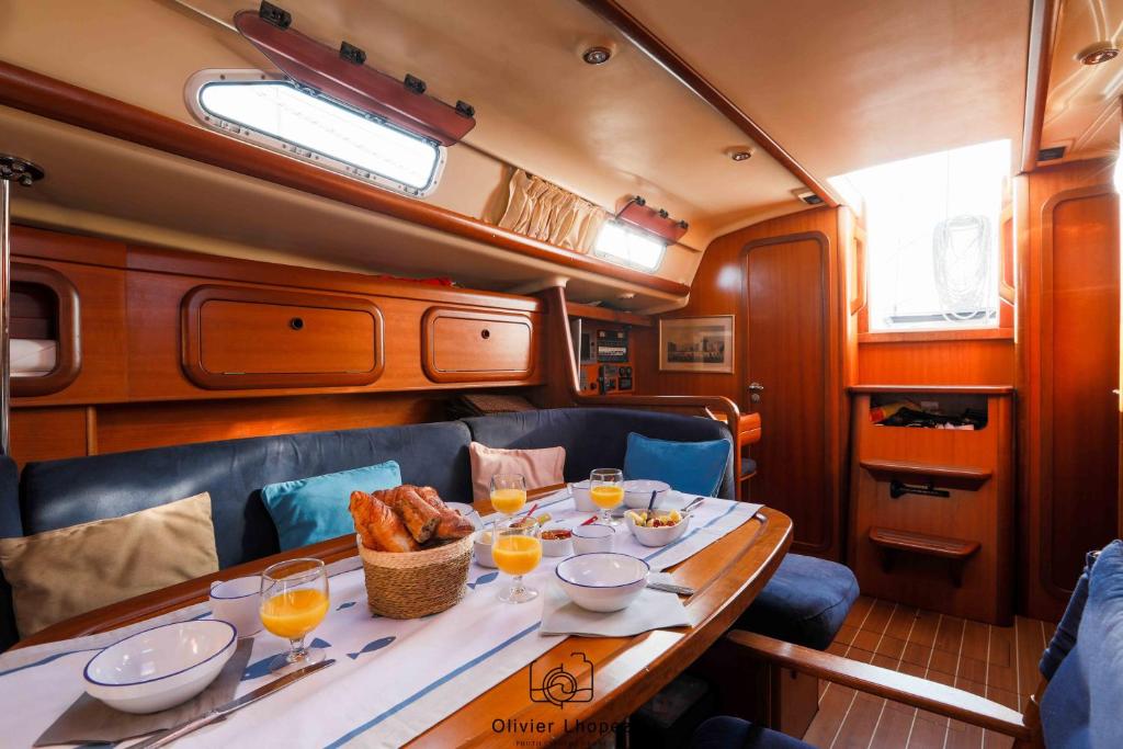 une salle à manger avec une table et de la nourriture et des boissons dans l'établissement VOILIER ESTEREL, à La Rochelle