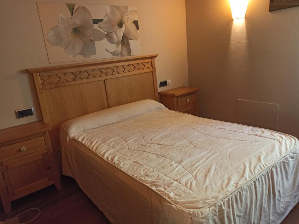 Posteľ alebo postele v izbe v ubytovaní hotel gueñes