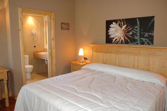 Posteľ alebo postele v izbe v ubytovaní hotel gueñes