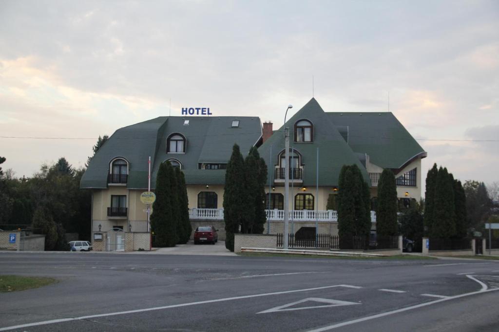 ein Hotel an der Seite eines Parkplatzes in der Unterkunft Hotel Holdfény in Kápolnásnyék