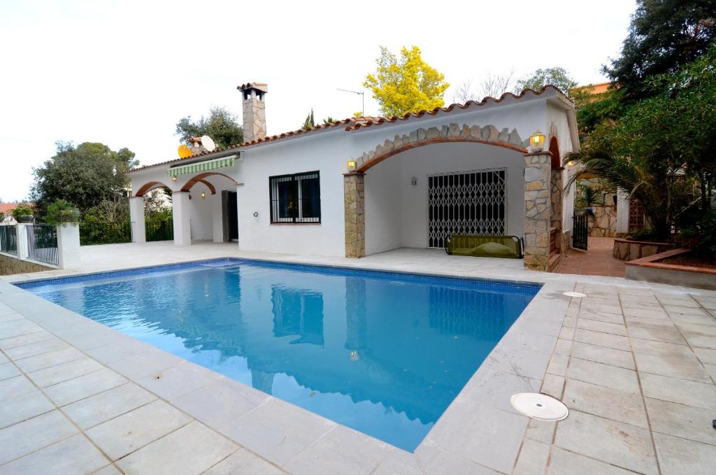 a swimming pool in front of a house at MAS TOMASI 525 A in Pals