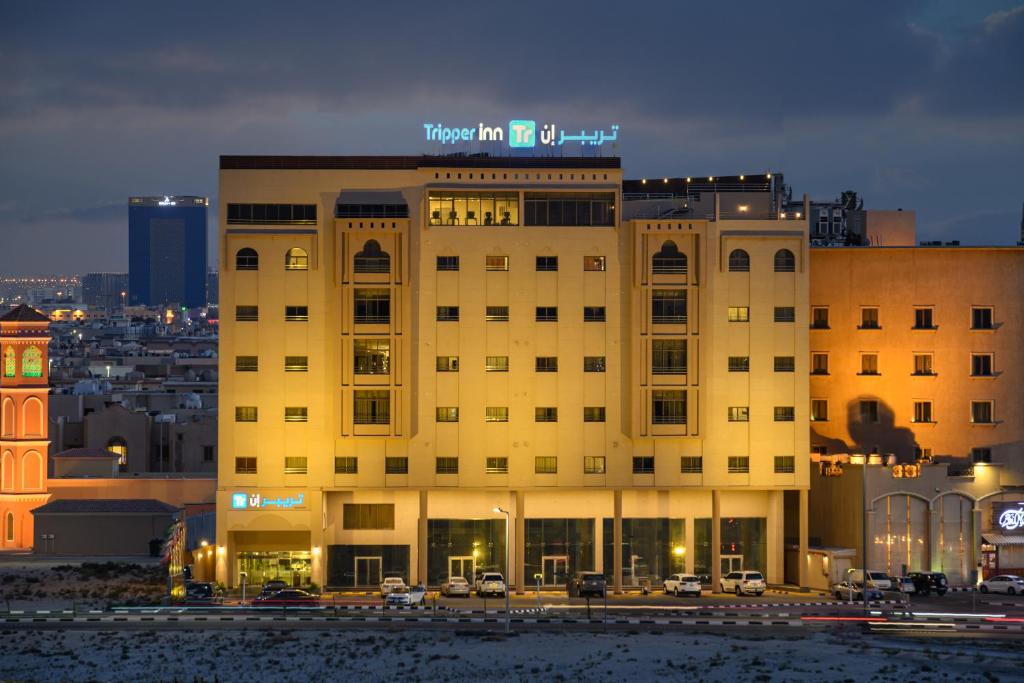 budynek z napisem na górze w obiekcie Tripper Inn Hotel w mieście Dammam