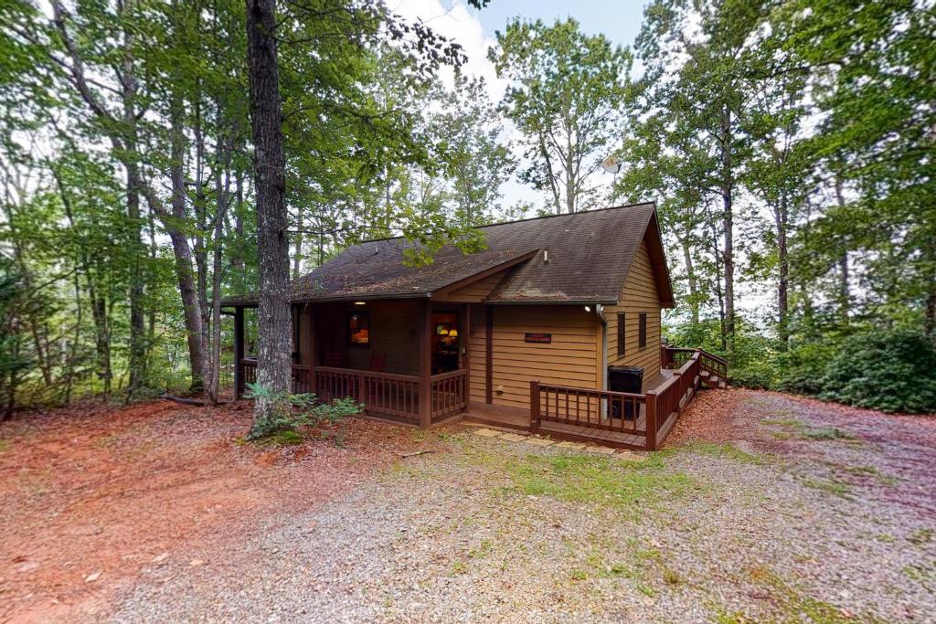 una piccola cabina in mezzo a una foresta di Cabin Sweet Cabin a Blue Ridge