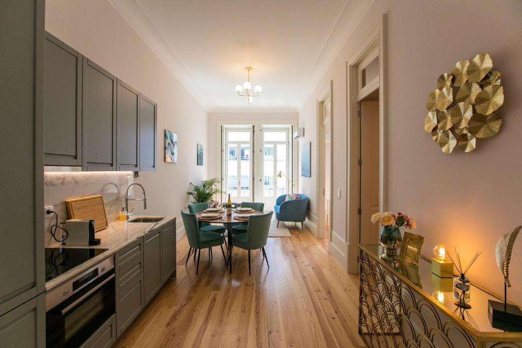 uma cozinha com uma mesa e uma sala de jantar em LovelyStay - 2BR Flat with AC in Duque de Loulé no Porto