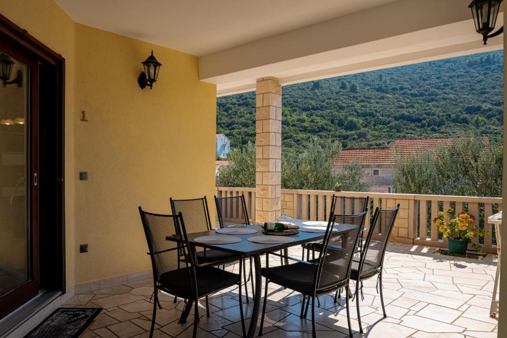 Nespecifikovaný výhled na hory nebo výhled na hory při pohledu z apartmánu