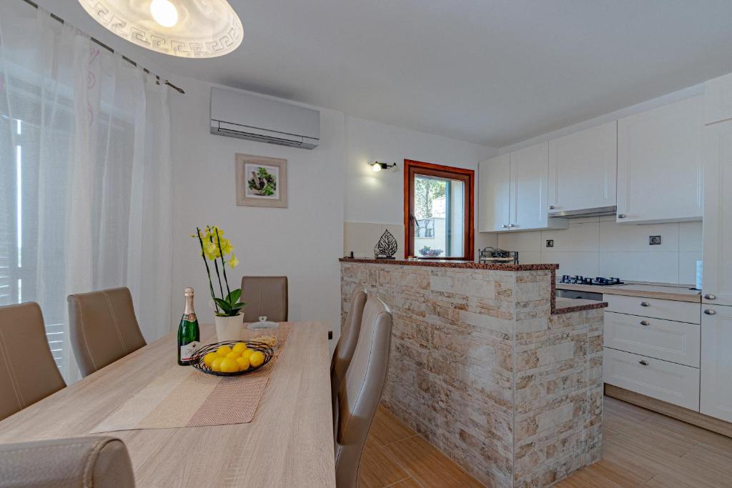Kuchyň nebo kuchyňský kout v ubytování Villa Ana