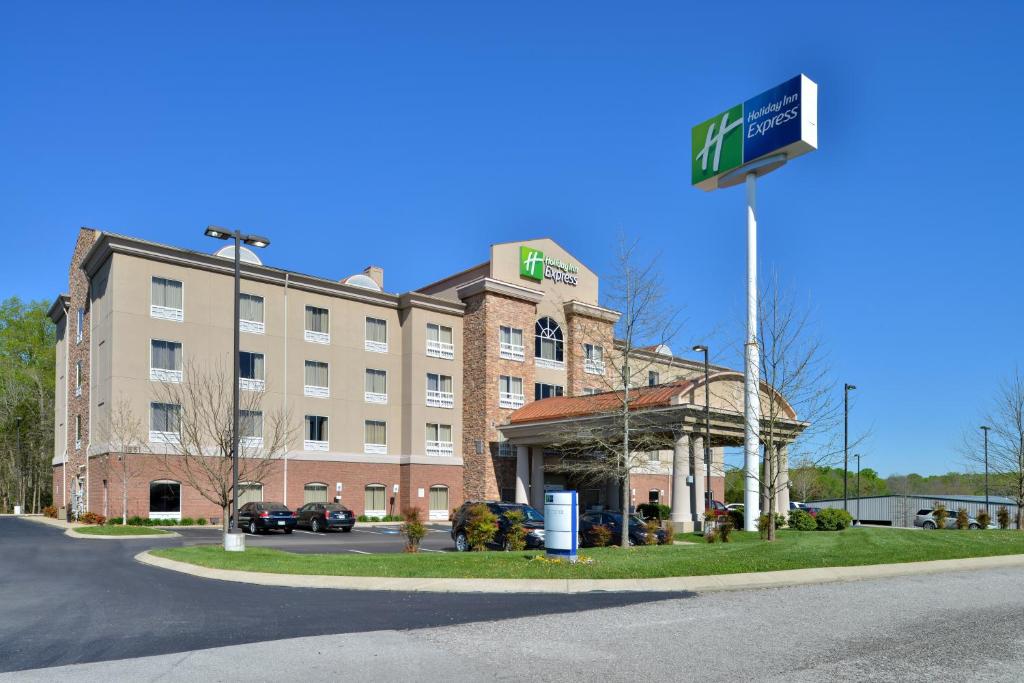 コロンビアにあるHoliday Inn Express Columbia, an IHG Hotelの建物前の看板のあるホテル