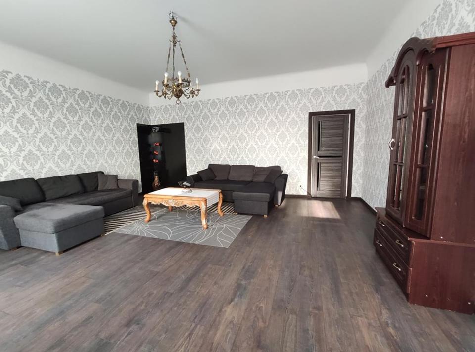 uma sala de estar com um sofá e uma mesa em Chelsea Roosi 11 Apartment em Pärnu