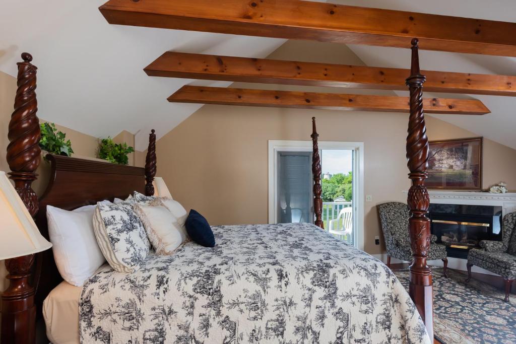 Postel nebo postele na pokoji v ubytování Strong House Inn