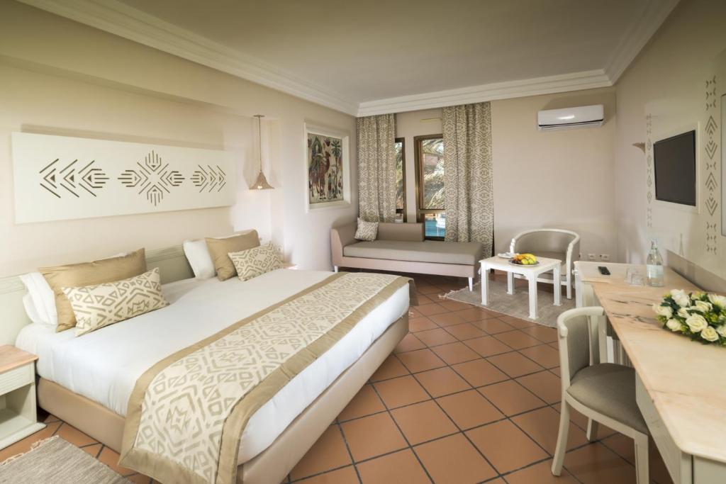 Postel nebo postele na pokoji v ubytování Palm Beach Palace Tozeur