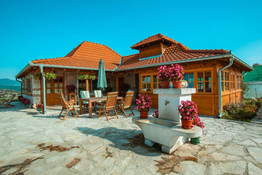 uma casa com uma mesa e uma banheira em frente em Seosko turisticko domacinstvo Radivojevic em Čačak
