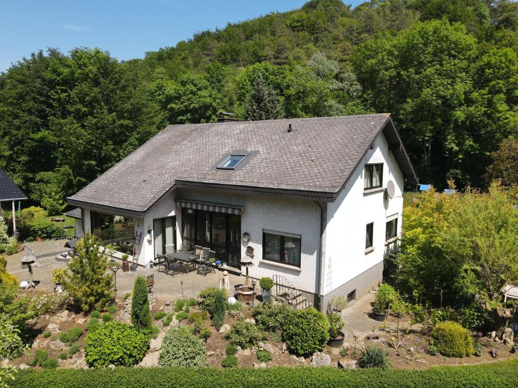 ein weißes Haus mit grauem Dach in der Unterkunft Wiegmann´s Ferienhaus in Mechernich