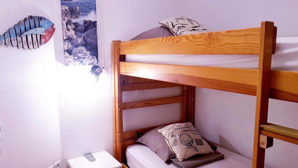 2 stapelbedden in een kleine kamer met: bij Ecrins de la Badine- pinède in Hyères