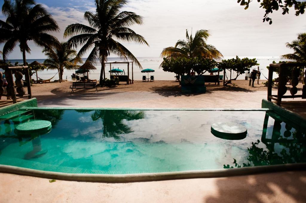 Bazén v ubytování Nacional Beach Club & Bungalows nebo v jeho okolí
