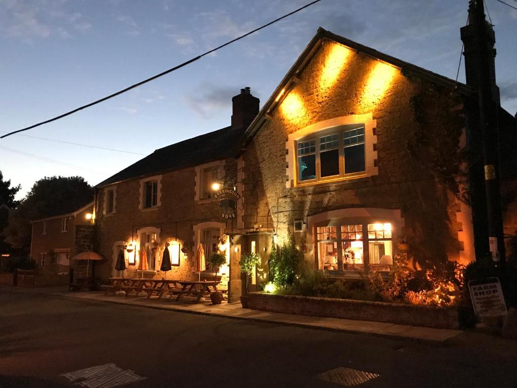 un edificio con luces en el lateral. en The Barrington Boar, en Ilminster