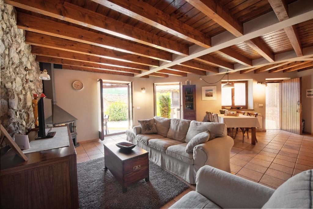 een woonkamer met een bank en een tafel bij Desconnectar Bellver de Cerdanya I in Bellver de Cerdanya 