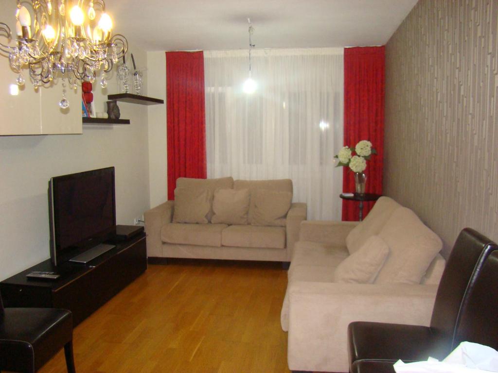 uma sala de estar com um sofá e uma televisão em PISO ALISAL CON GARAJE em Santander