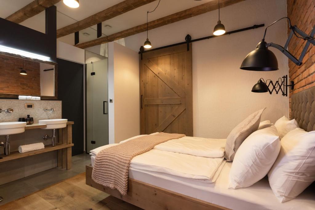 Postel nebo postele na pokoji v ubytování Gentry11 Rooms&More