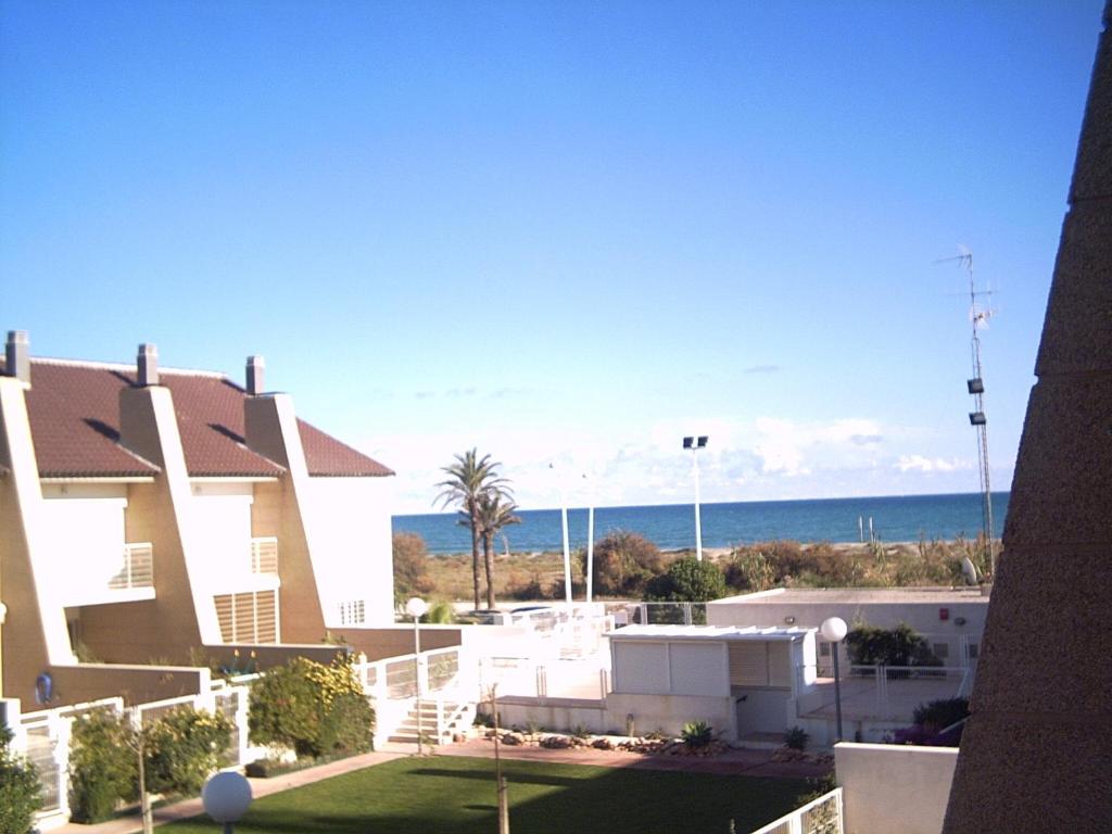 einen Blick auf ein Gebäude mit Meerblick im Hintergrund in der Unterkunft Ideal house at the Beach in Sagunto(Valencia) in Sagunt