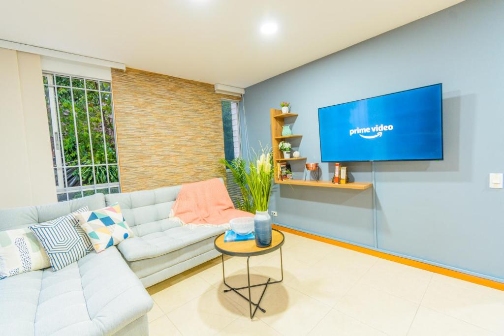 TV a/nebo společenská místnost v ubytování Modern Apartment Ultra Fast Internet in El Poblado