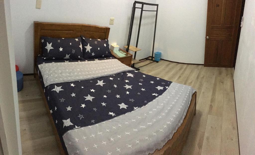 Postel nebo postele na pokoji v ubytování 瑞恒行館Reui Heng Guesthouse