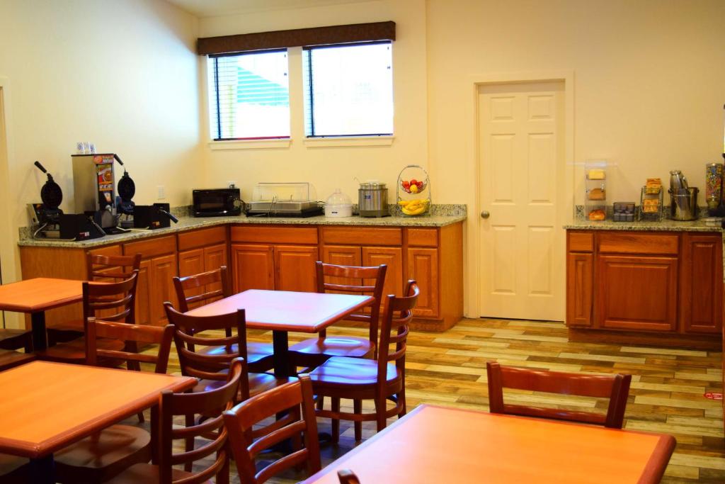 Kuchyň nebo kuchyňský kout v ubytování SureStay Hotel by Best Western Wenatchee