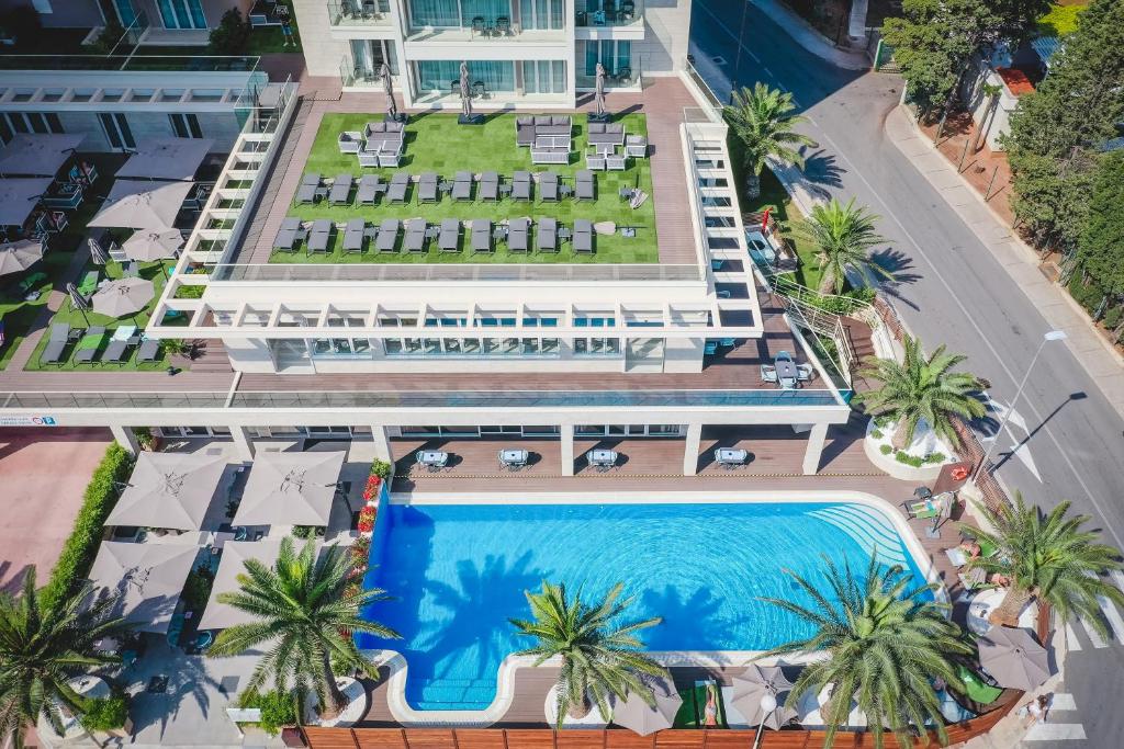 Bazén v ubytování Hotel AMI Budva Petrovac nebo v jeho okolí