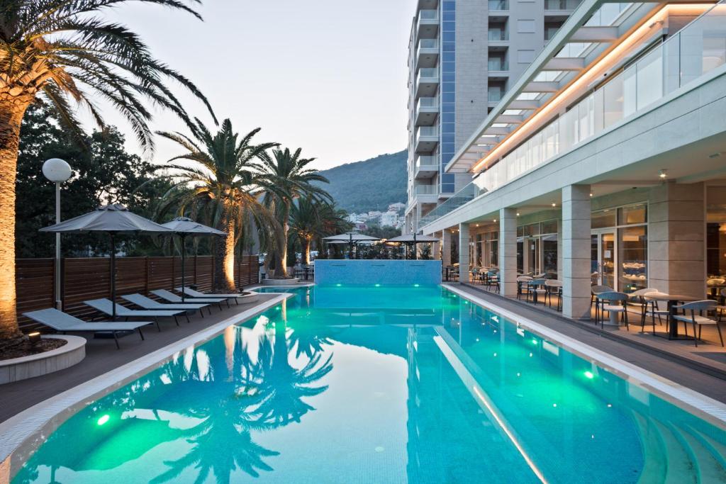 Bazén v ubytování Hotel AMI Budva Petrovac nebo v jeho okolí