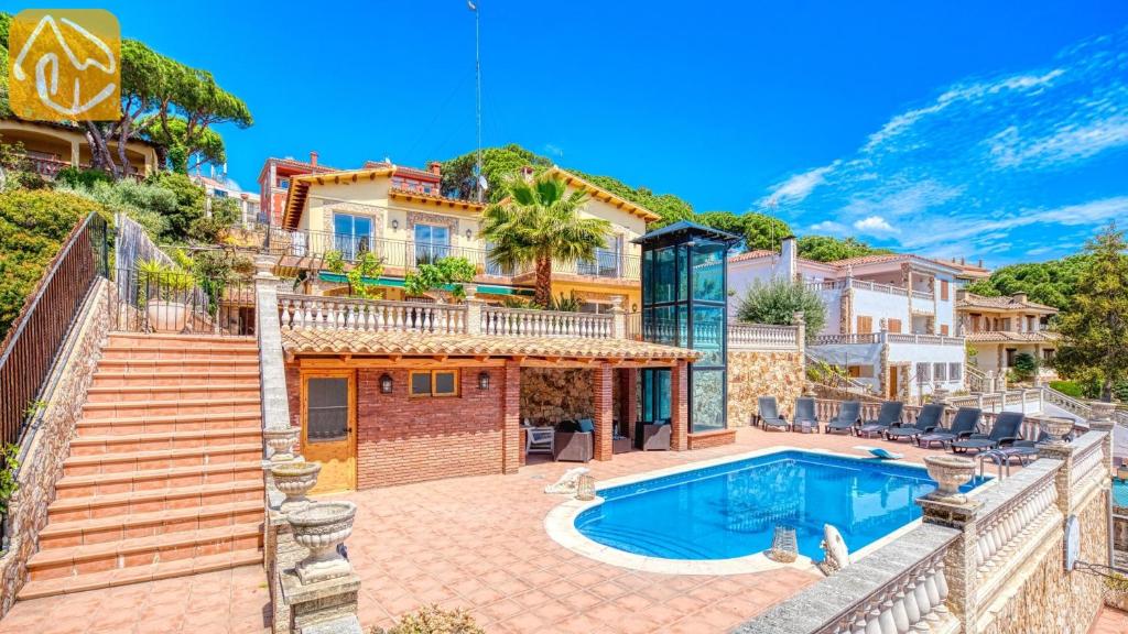 Lloret de Mar Villa Sleeps 12 Pool Air Con WiFi (Spanje ...