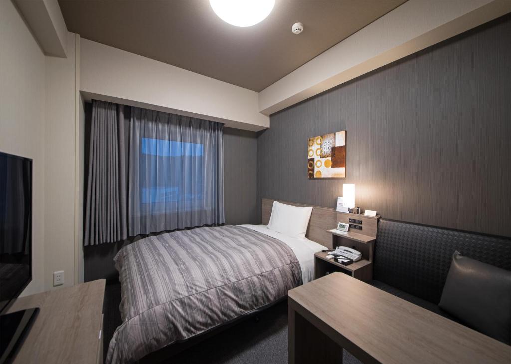 Postel nebo postele na pokoji v ubytování Hotel Route-Inn Hamada Ekimae
