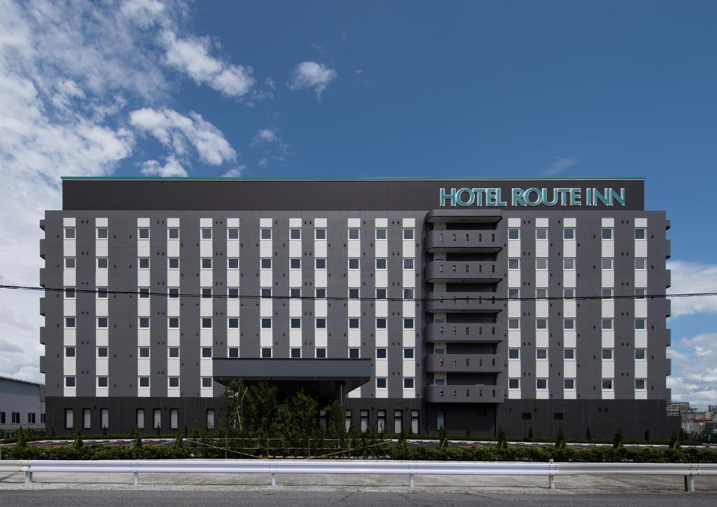 um edifício de hotel com uma placa em Hotel Route-Inn Ichihara em Ichihara