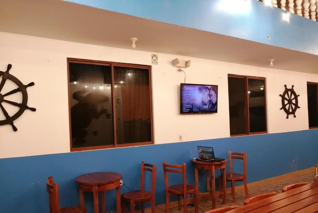 TV a/nebo společenská místnost v ubytování Hostal El Pinzón