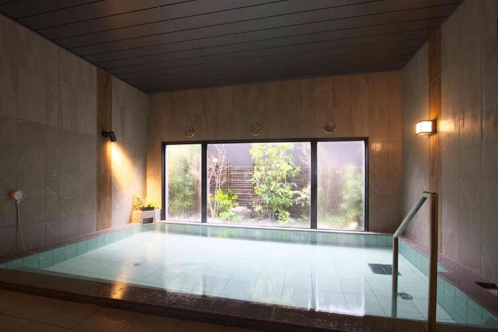 Bazén v ubytování Hotel Route-Inn Sakurai Ekimae nebo v jeho okolí