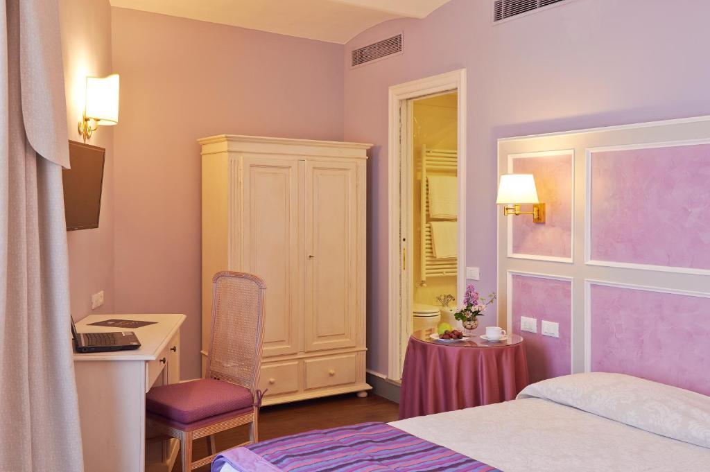 Postel nebo postele na pokoji v ubytování Hotel Firenze Capitale