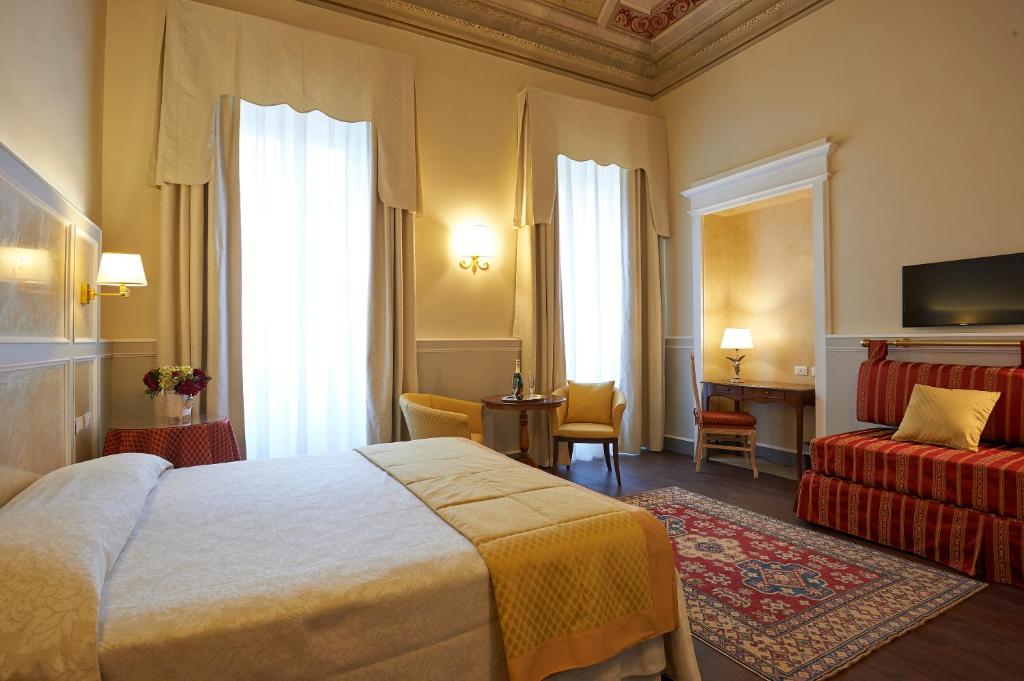 Postel nebo postele na pokoji v ubytování Hotel Firenze Capitale