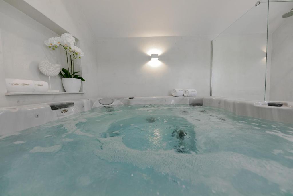 een groot bad gevuld met water in de badkamer bij Villa Bante - Luxury Stone House in Kaštela