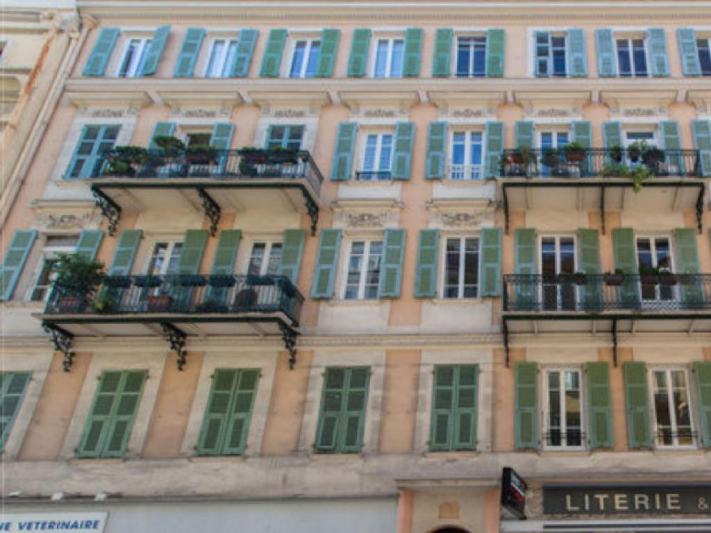 un edificio alto con ventanas y balcones. en Nice - Paillon apartment by Stay in the heart of ... en Niza