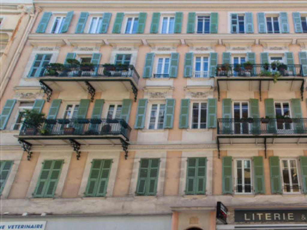un grand bâtiment avec des fenêtres et des balcons. dans l'établissement Nice - Paillon apartment by Stay in the heart of ..., à Nice