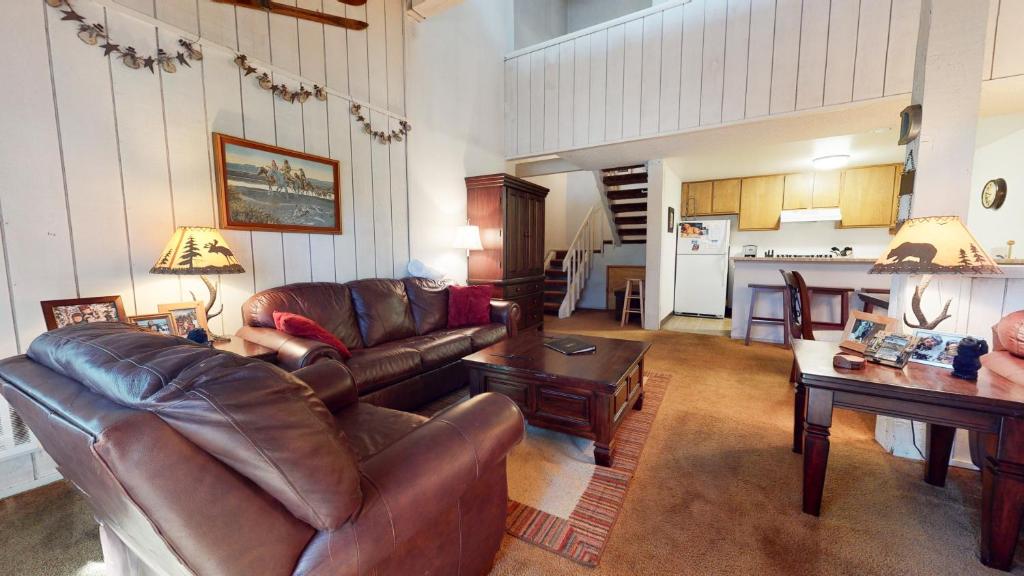 - un salon avec un canapé en cuir et une table dans l'établissement Mammoth Reservations, à Mammoth Lakes