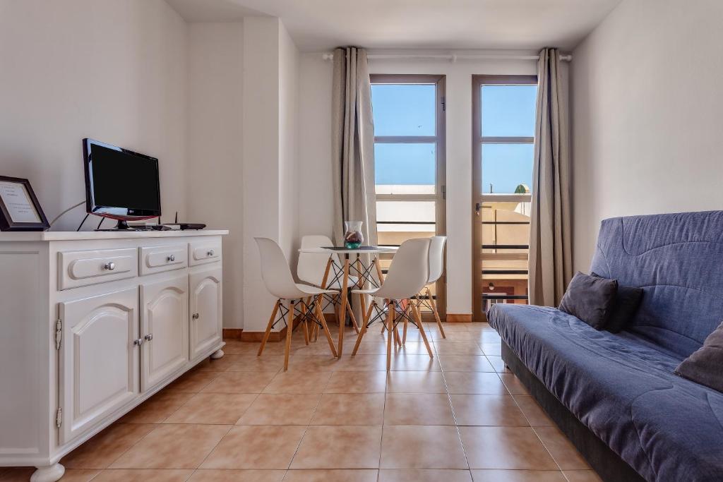 Televízia a/alebo spoločenská miestnosť v ubytovaní Apartamento Pizarro 2b