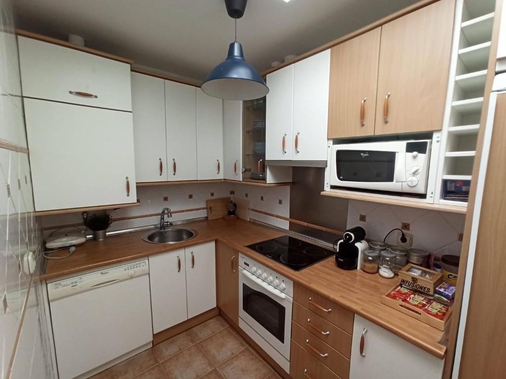 Kuchnia lub aneks kuchenny w obiekcie La casa de LA FLORA a 3 minutos de la catedral VUT09187