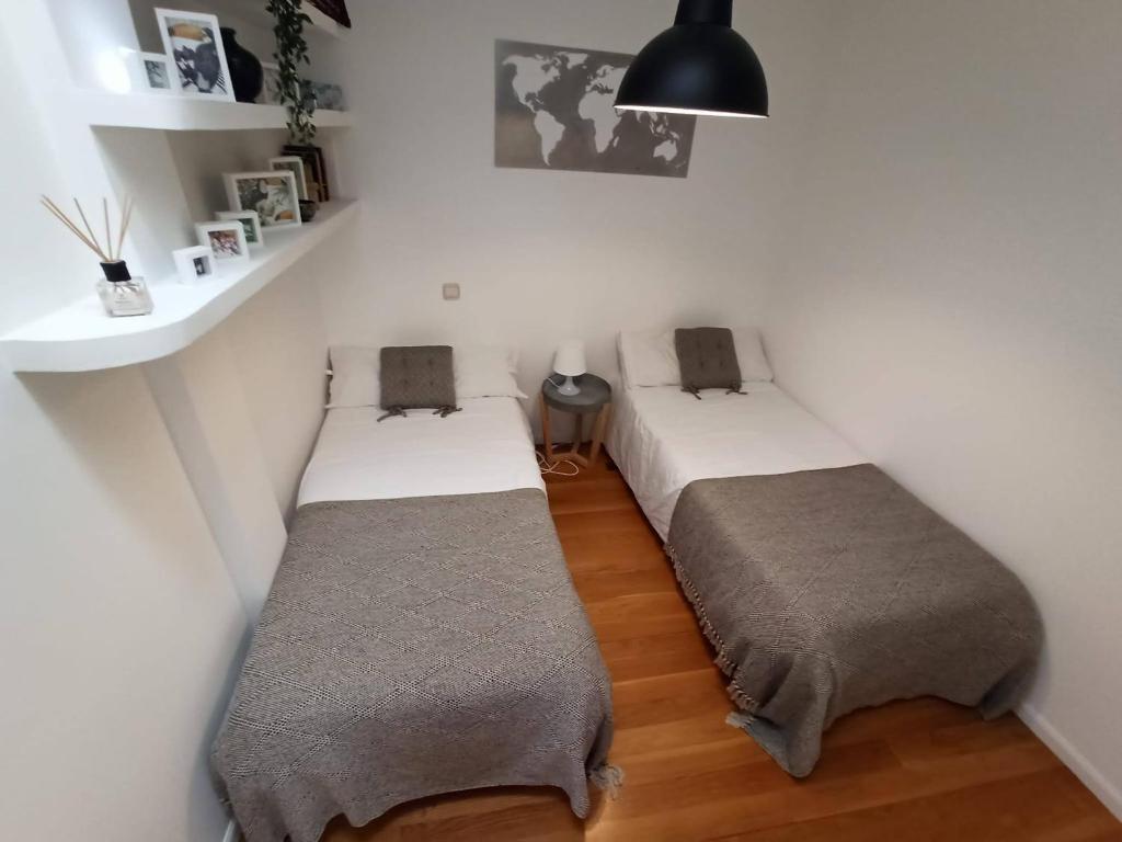 Łóżko lub łóżka w pokoju w obiekcie La casa de LA FLORA a 3 minutos de la catedral VUT09187