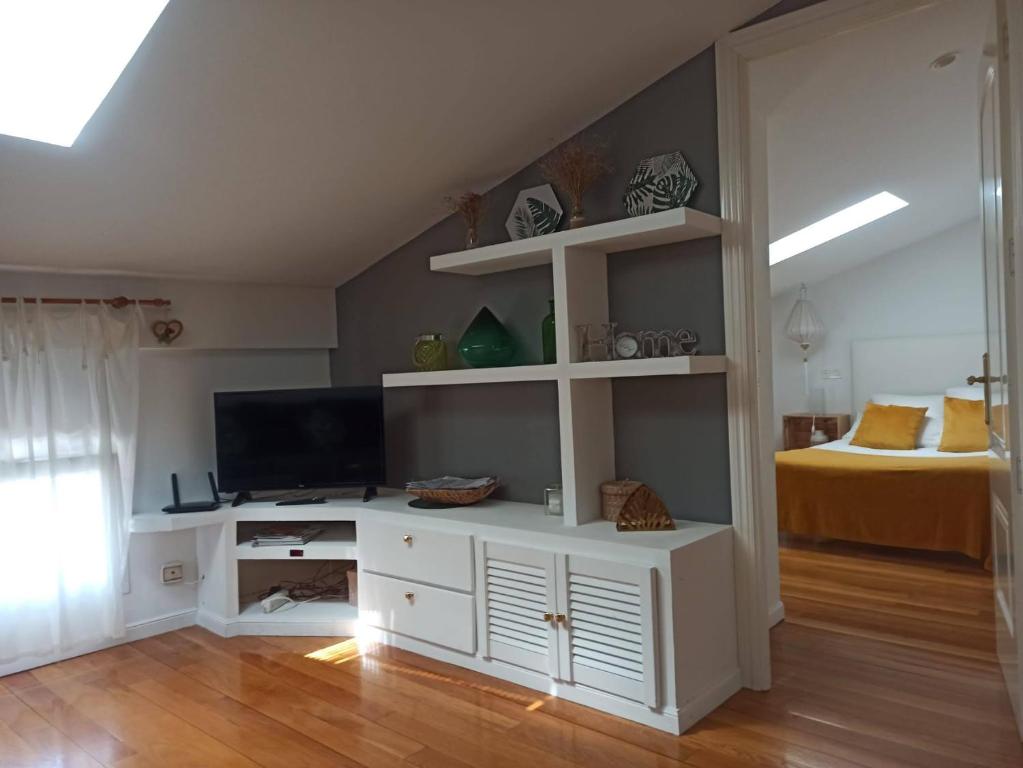 Telewizja i/lub zestaw kina domowego w obiekcie La casa de LA FLORA a 3 minutos de la catedral VUT09187