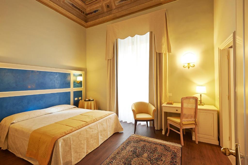 Postel nebo postele na pokoji v ubytování Hotel Firenze Capitale