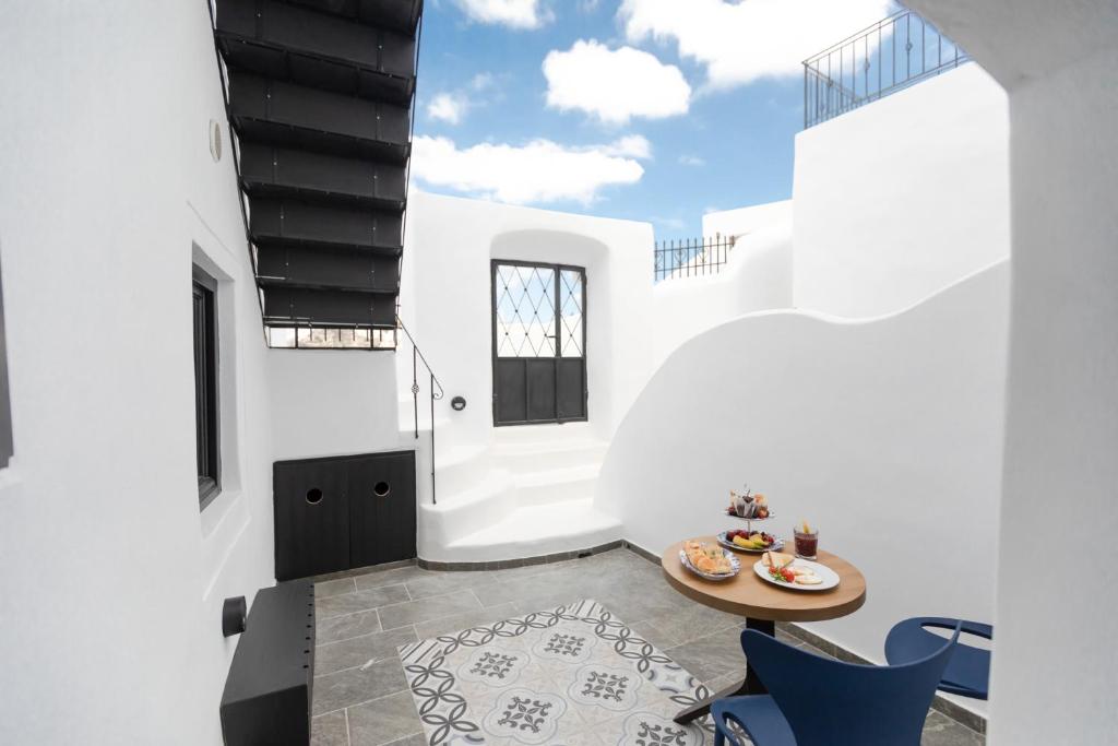 Doukas Caldera Suites - 11