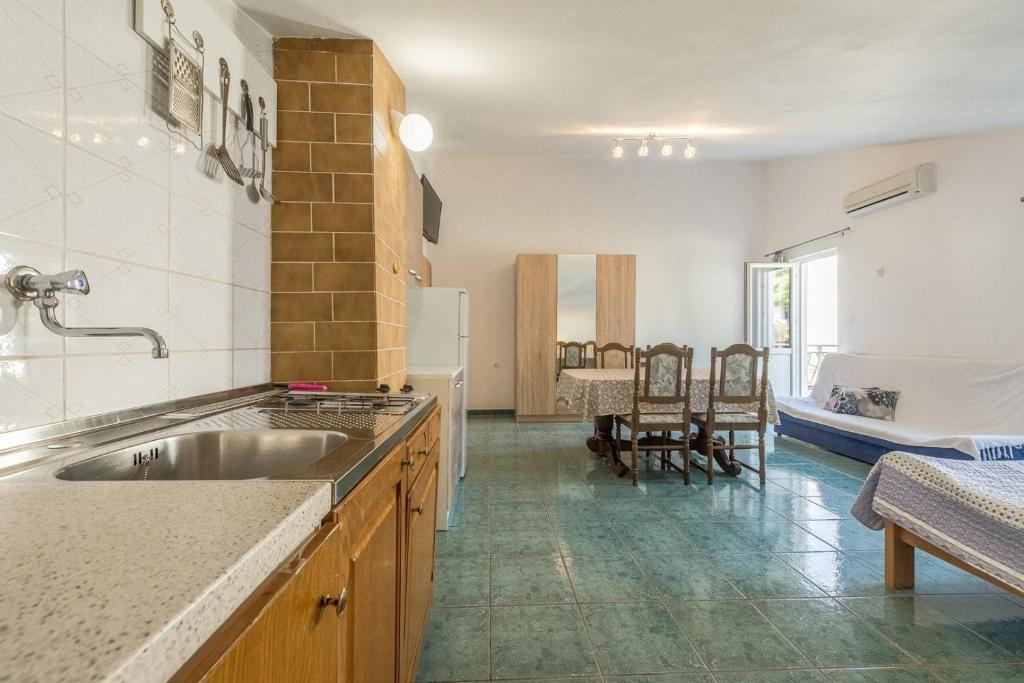 Kuchyňa alebo kuchynka v ubytovaní Apartments Kod Cara