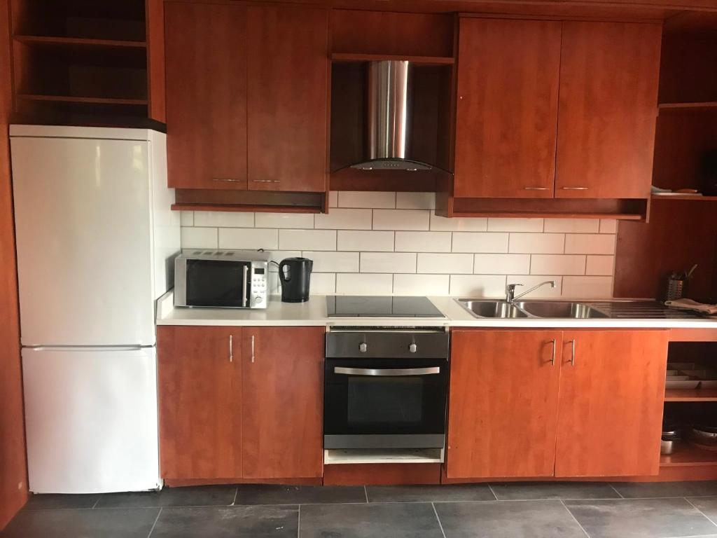 Een keuken of kitchenette bij Lägenhet med 2 sovrum och uteplats