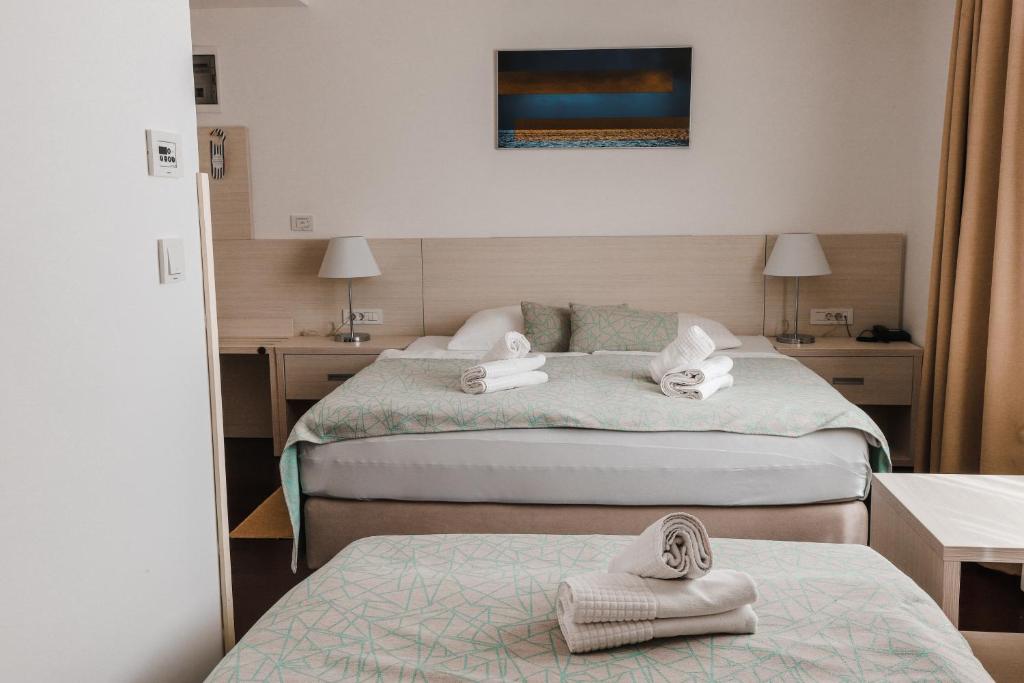 Postel nebo postele na pokoji v ubytování Hotel Borovnik