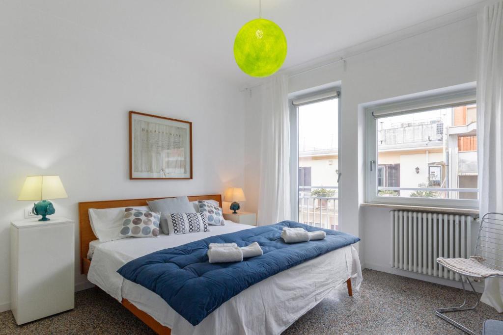 ein Schlafzimmer mit einem großen Bett und einem Fenster in der Unterkunft Inner City Apartments in Lecce